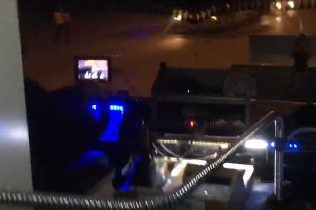 Смотрел на ходу "Уральские пельмени": в сети показали горе-водителя маршрутки в Киеве