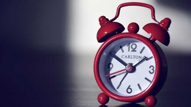 Украина переходит на зимнее время: когда переводить часы