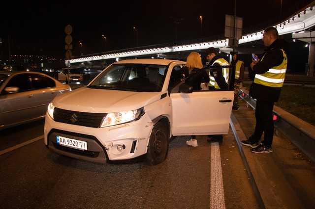 В Киеве девушка на Suzuki влетела в отбойник и распивала алкоголь при полицейских