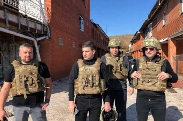 В касках и бронежилетах: Сивохо с депутатами засветились на Донбассе