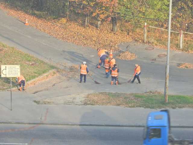 Всё для себя. Коммунальщики задействовали дюжину людей для обеспечения проезда к своему КП
