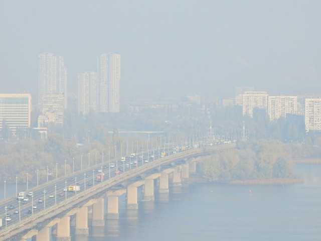Левый берег не видно. Столицу окутал густой смог