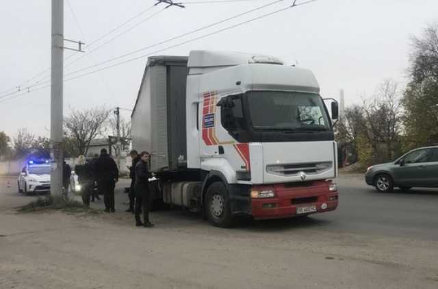 Жуткое ДТП в Днепре: женщина из-за наушников попала под колеса фуры