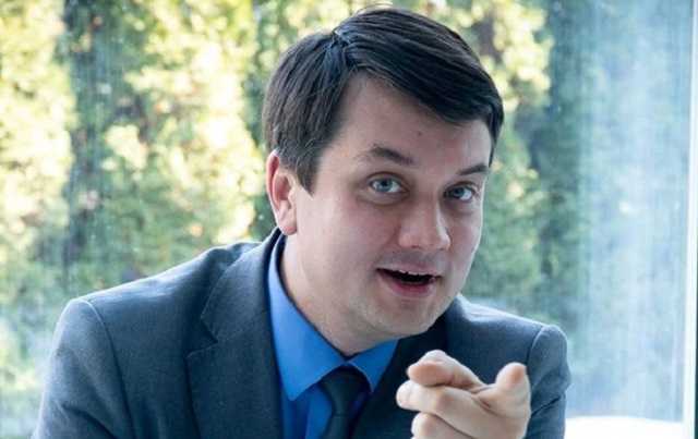 Пришел на зеленые сосиски: Разумкова внезапно засекли в гимназии Киева