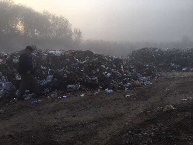 В Тернопольской области несанкционированно сбросили десять грузовиков мусора из Львова