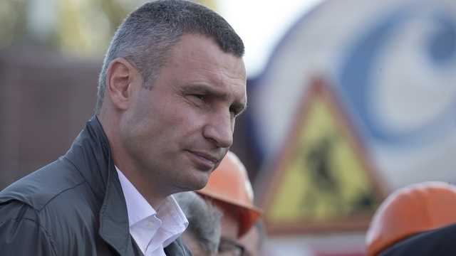 Выхватил телефон и ударил - в Сети показали, как Кличко пытался помешать съемке