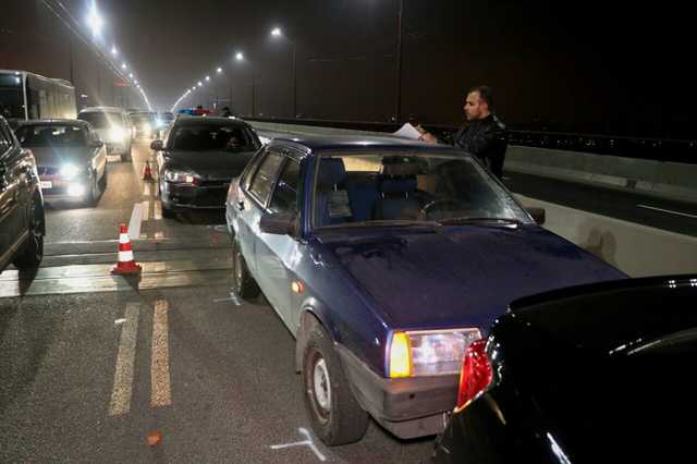 В Днепре на Новом мосту столкнулись три авто: есть пострадавший, образовалась пробка