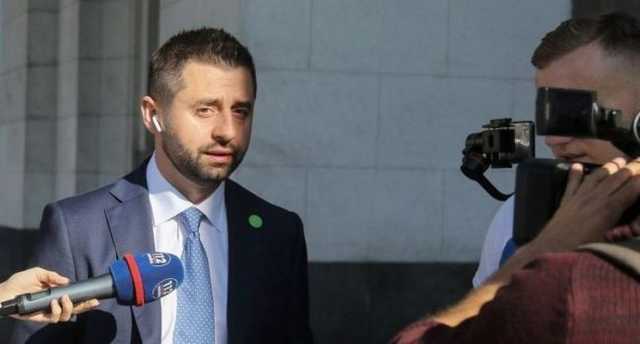 Арахамия принялся оправдывать и защищать оскандалившегося «слугу народа»