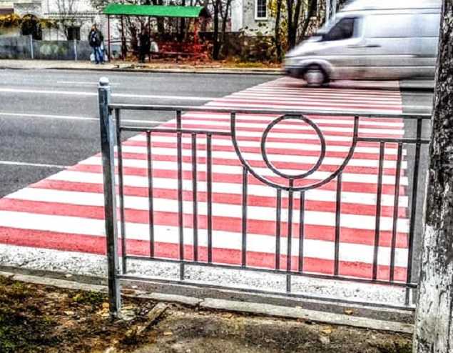 В Киеве на Отрадном установили забор перед пешеходным переходом