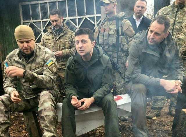 Люди хотят отвода войск, - Зеленский - добровольцам в Золотом