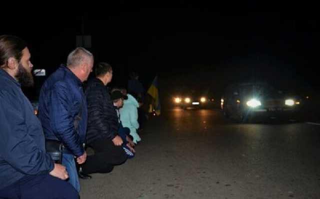 На коленях со слезами: под Черниговом провели в последний путь героя Донбасса