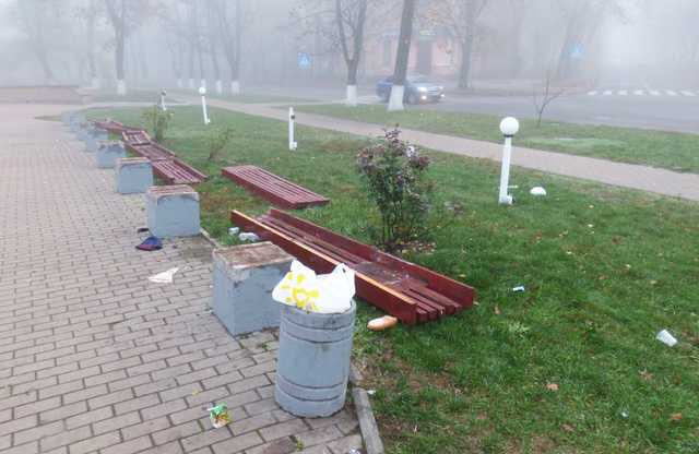 В Полтаве вандалы устроили погром возле управления полиции