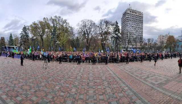 Чотири тисячі освітян прийшли під Раду