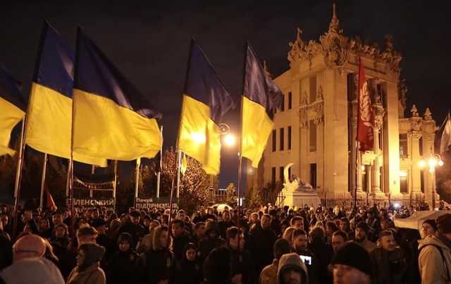 "Ні кроку назад!" Зеленскому устроили массовый протест против разведения войск на Донбассе