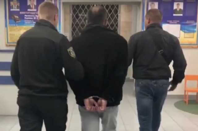Напав на 7-річну дівчинку в під’їзді: під Києвом спіймали педофіла