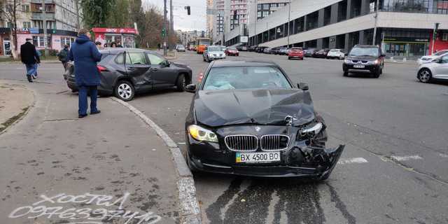 У Києві зіткнулися BMW і Toyota: один з автомобілів викинуло на тротуар
