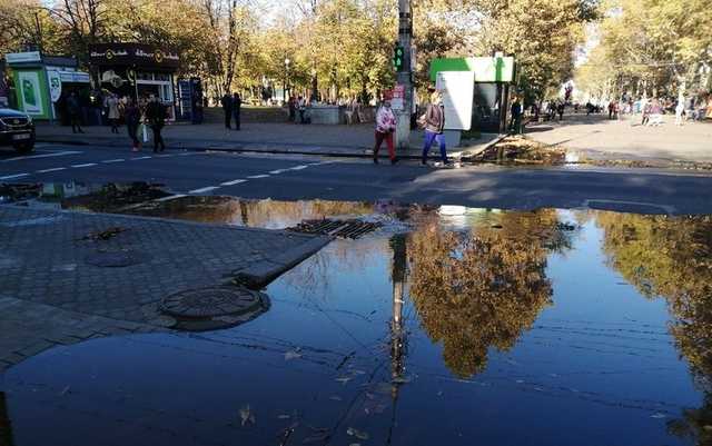 В Николаеве из люков потекла вода: центр города затопило