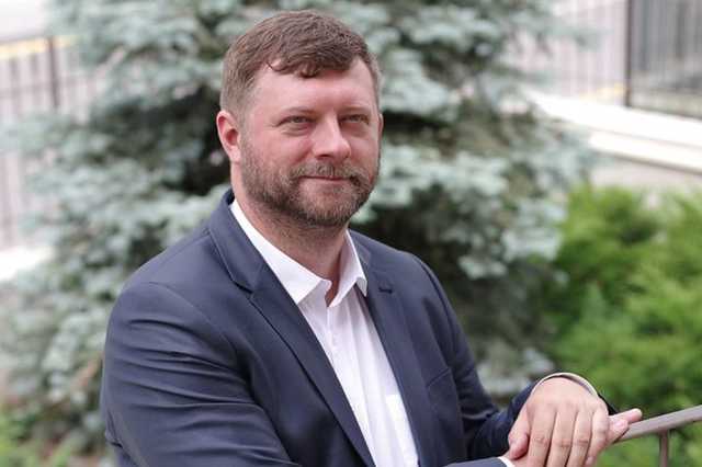 В Слуге народа угрожают судом СМИ за фотографирование переписки нардепов