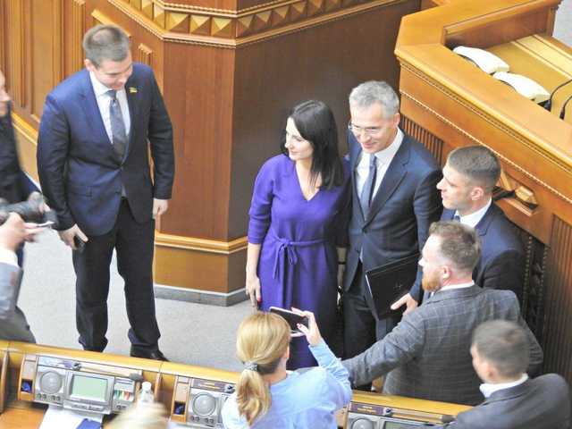 Депутати влаштували у Раді фотосесію зі Столтенбергом