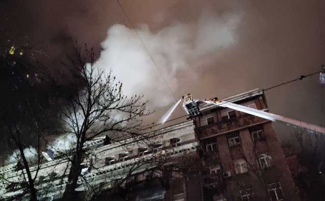 У центрі Києва спалахнула масштабна пожежа