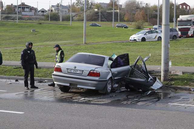 В Днепре возле Южного моста BMW с тремя детьми влетела в столб