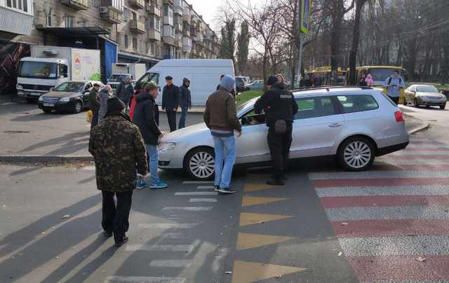 Водитель “Фолькcвагена” наехал на двух людей на пешеходном переходе