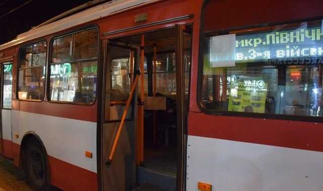 В центре Николаева в троллейбусе умерла пожилая женщина