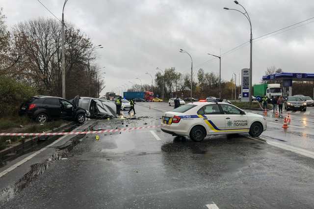 В Киеве возле торгового центра загадочно погиб мужчина