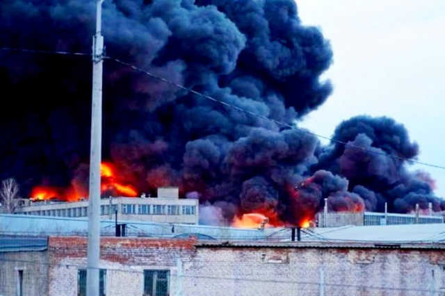 В Росії горить військовий завод