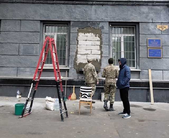 В Одессе замуровали стену на месте демонтированного барельефа маршалу Жукову