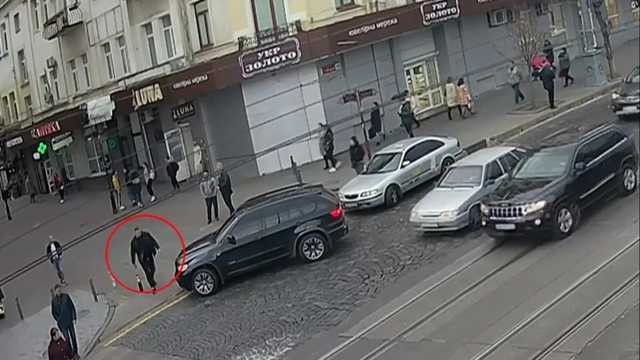 В Виннице водитель BMW не пропустил пешехода, а затем избил его