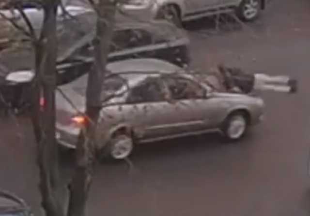 В Киеве авто сбило девушку, которая посреди дороги вышла из такси