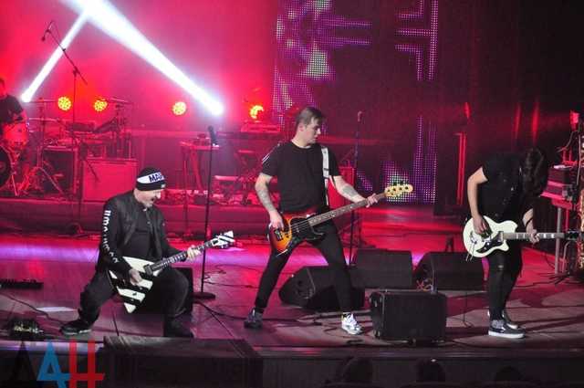 Запрещенные в Украине певцы из РФ спели перед террористами "ДНР"