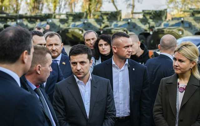 Перекрыли кортеж: в Харькове Зеленский вышел к людям