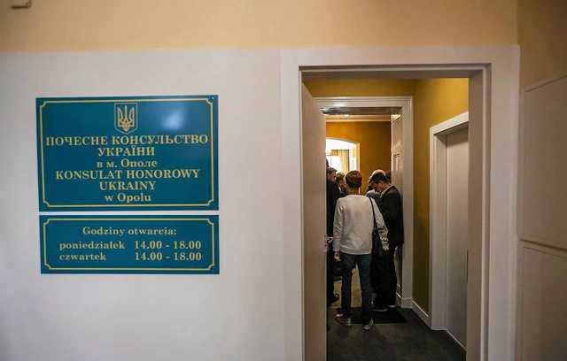 Пьяный поляк уничтожил вывеску почетного консульства Украины, его наказали