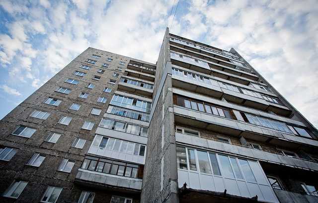 В Днепре из окна 16-го этажа выбросилась молодая женщина