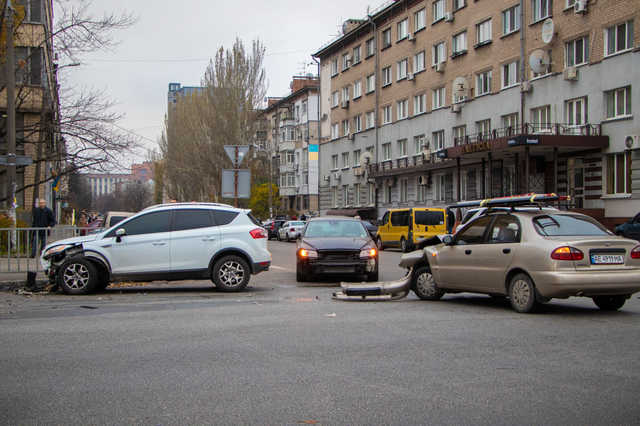 В Днепре возле «Поплавка» столкнулись три автомобиля