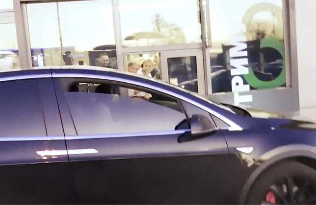 Заехал на бордюр: Зеленский на Tesla приехал на McDrive