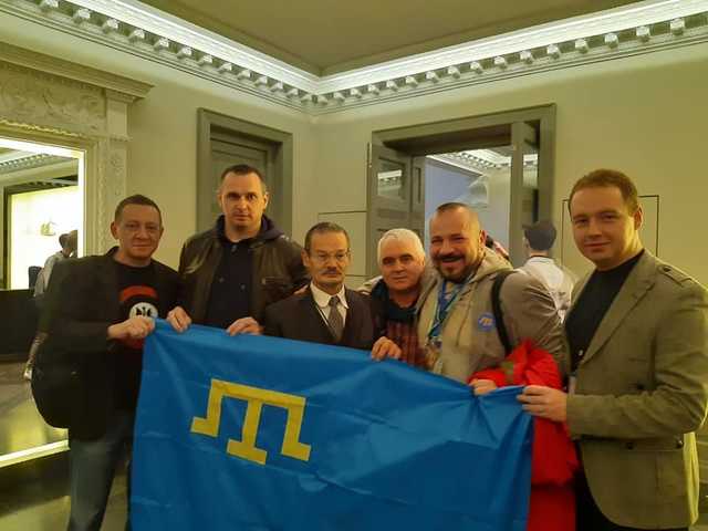 Сенцов на форуме "Что делать в России?": "Несите покрышки, а потом поджигайте!"