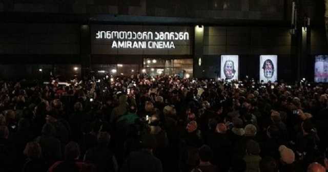 В Грузии начались масштабные столкновения из-за показала фильма о ЛГБТ