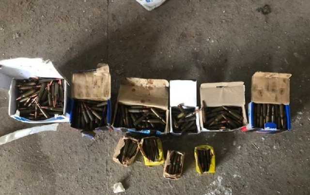 В Авдіївці виявили схованку зброї та боєприпасів