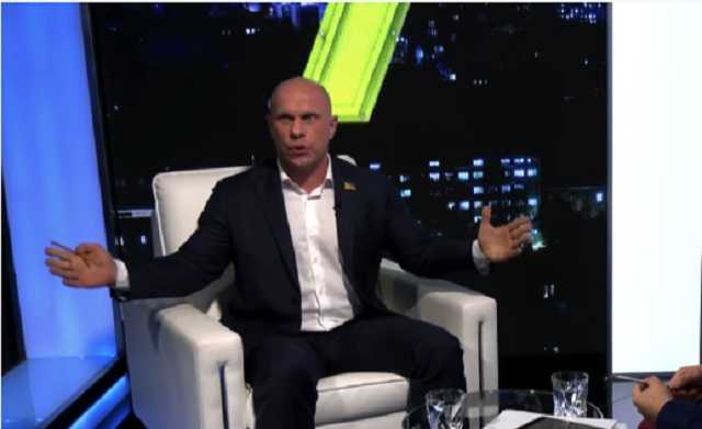 “Я каждый день поправляю свои яйца”. Кива прокомментировал секс-скандал в Раде