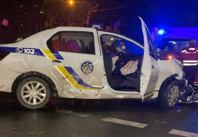В Киеве такси протаранило полицейское авто
