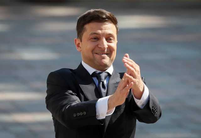 Мы долго будем смотреть на идиотов в этом спектакле? – Сазонов