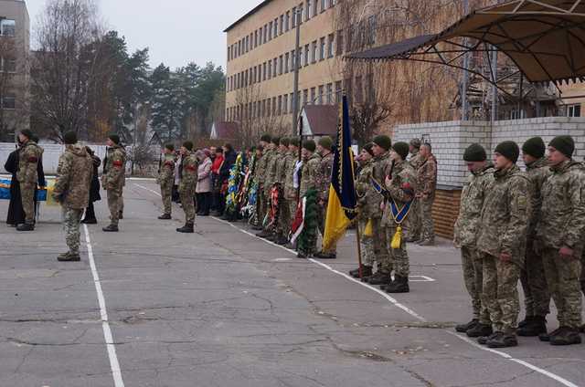 Загинув напередодні весілля: у Харкові прощалися з молодим бійцем ЗСУ