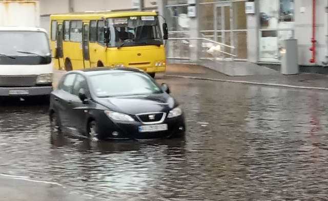Плаваючі маршрутки й затонулі авто: Київ залило водою