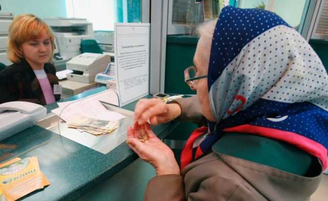 Названы банки, в которых украинцы получают пенсии: тройка лидеров