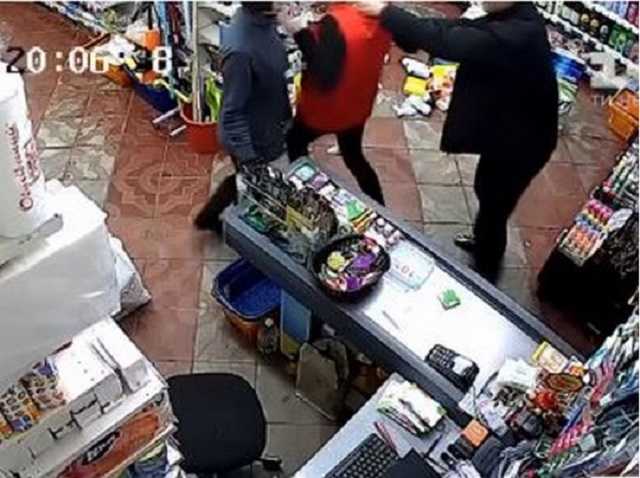 Никого не боится: пьяный дебошир избил женщин в магазине на Буковине
