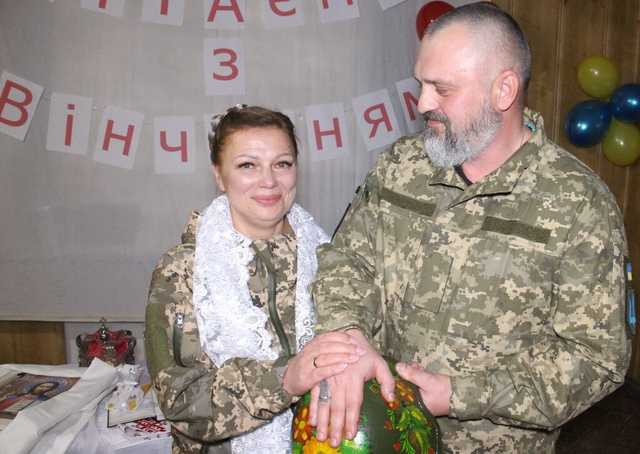 "Не знаем, что будет завтра": украинцев растрогала фронтовая свадьба Героев ВСУ