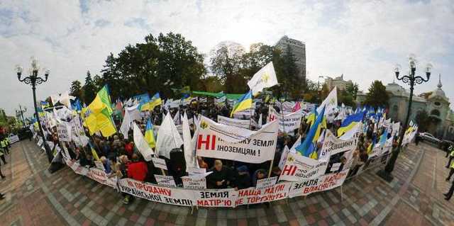 Канал Медведчука показує божевільних бабусь, які аргументують чому не можна продавати землю